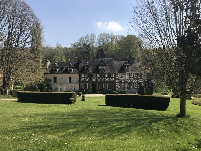 Découverte de l'architecture unique de ce manoir prive. Superbe colombier classé parmi les plus beaux de Normandie.