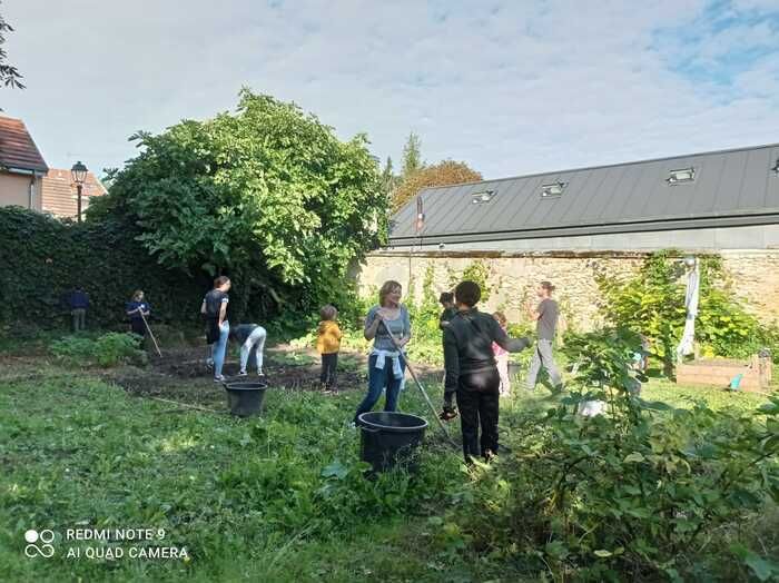 Die Schülerinnen und Schüler des Ateliers von Nathalie Lorfray im Garten- und Blumengarten der MJC präsentieren Ihnen das Stück "Saints Hexes". Nach dem Workshop wird der Zuschauer erklärt...