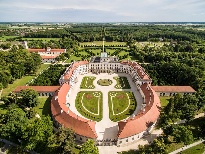 A fertődi Esterházy-kastély  Idén az "öt érzék" tematikában gasztronómiai és kulturális élvezetek várja az érdeklődőket 16 órától 19 óráig.