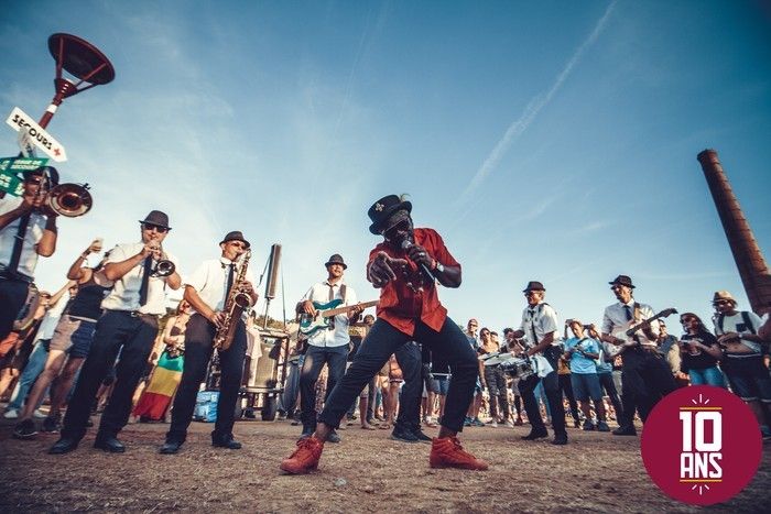 Métissage entre une fanfare et un groupe de reggae, l'Ensemble National de Reggae peut jouer n'importe où !