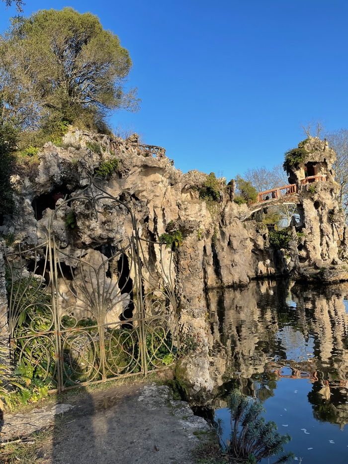 Le parc et son lac aménagés à la fin du XIXème siècle, ont été mis en scène par une série de constructions et de décors.