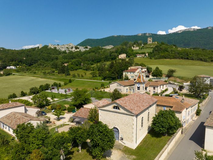 Folgen Sie unserem Landschaftsführer auf dieser Naturwanderung durch das Arboretum der Gemeinde La Baume-Cornillane, um das pulsierende Leben der verschiedenen Baumarten zu erzählen.