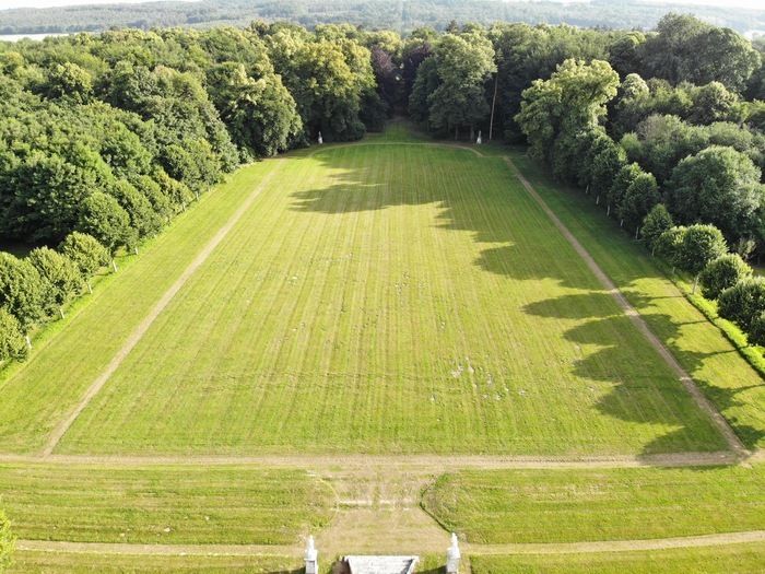 Freier Besuch des Parks und seiner bewaldeten Alleen, die von einer kürzlich restaurierten 18\. Jahrhundert Skulptur unterbrochen sind. Kürzlich wurde ein blühender Gemüsegarten angelegt.