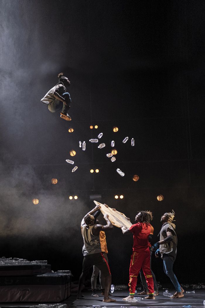 Grands finalistes de l'émission "La France a un incroyable talent", ces treize acrobates danseurs venus de Guinée ont déjà enchanté le festival Off Avignon avec leurs performances de haute voltige.