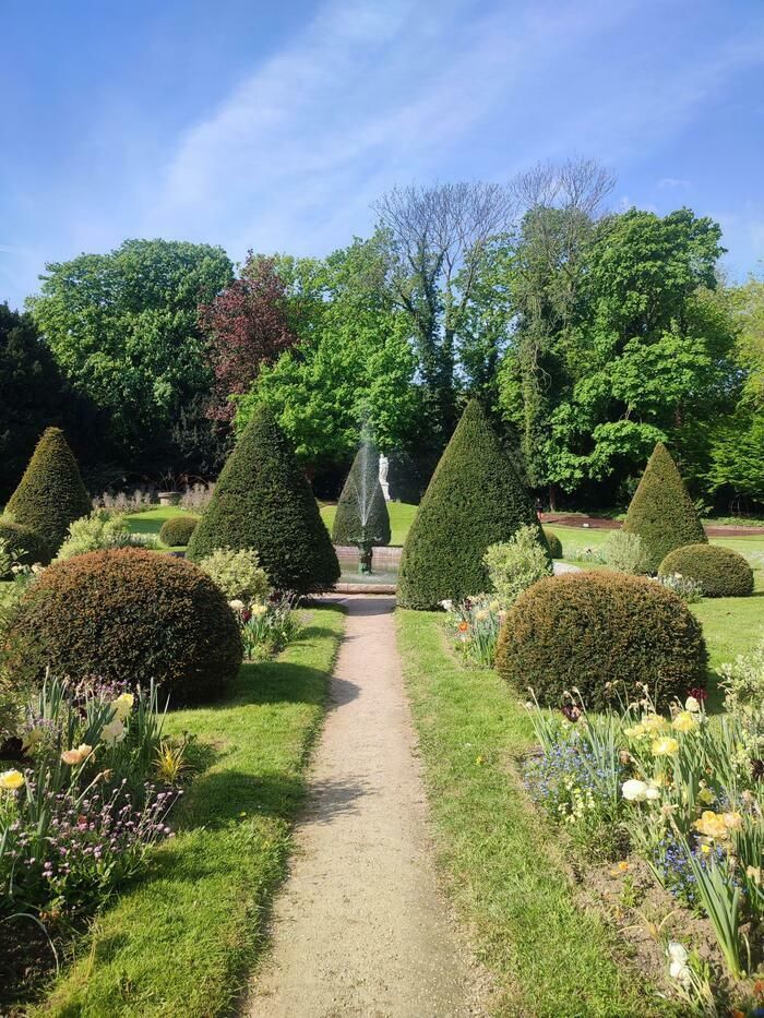 Entdecken Sie auf spielerische Weise den natürlichen Reichtum und die Geschichte dieses Parks, der im 17\. Jahrhundert um ein Schloss angelegt wurde.