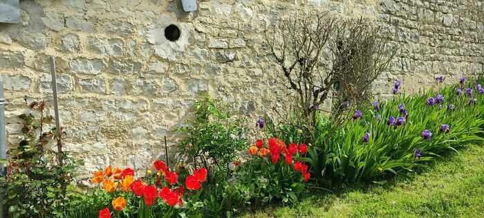 Besuchen Sie anlässlich des Gartentreffens diesen Dichtergarten. Bewundern Sie Rosen, Flieder, Pfingstrosen, Tulpen, Weinberge, Himbeersträucher, Hortensien und Weinreben. Genießen Sie diesen...