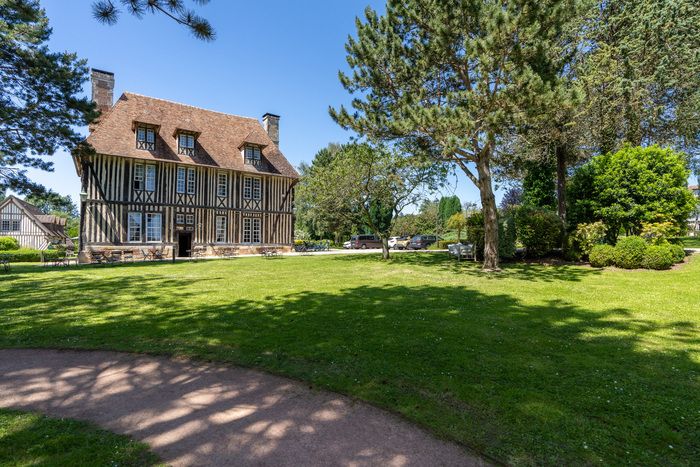 Vanessa, la directrice, Tévin, le chef de réception, vous accueilleront avec plaisir au sein de notre bel hôtel classé au titres des monuments historiques depuis 1995.