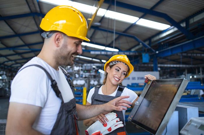 Découvrir le métier de conducteur/trice de ligne dans divers secteurs de la production industrielle - Présentation d'une formation pratique et diplômante permettant d'acquérir les compétences requises