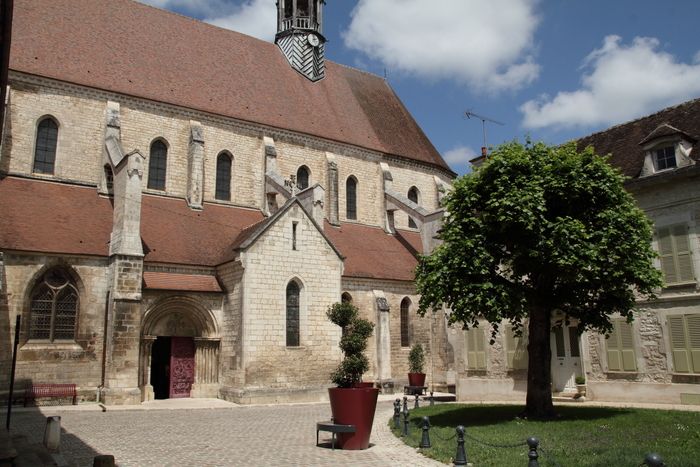 Anlässlich des Rendezvous in the Gardens 2024 überqueren Sie den komplett renovierten Regain-Platz mit Zugang zur Stiftskirche St. Martin. Es bietet den Besuchern eine sehr angenehme und...