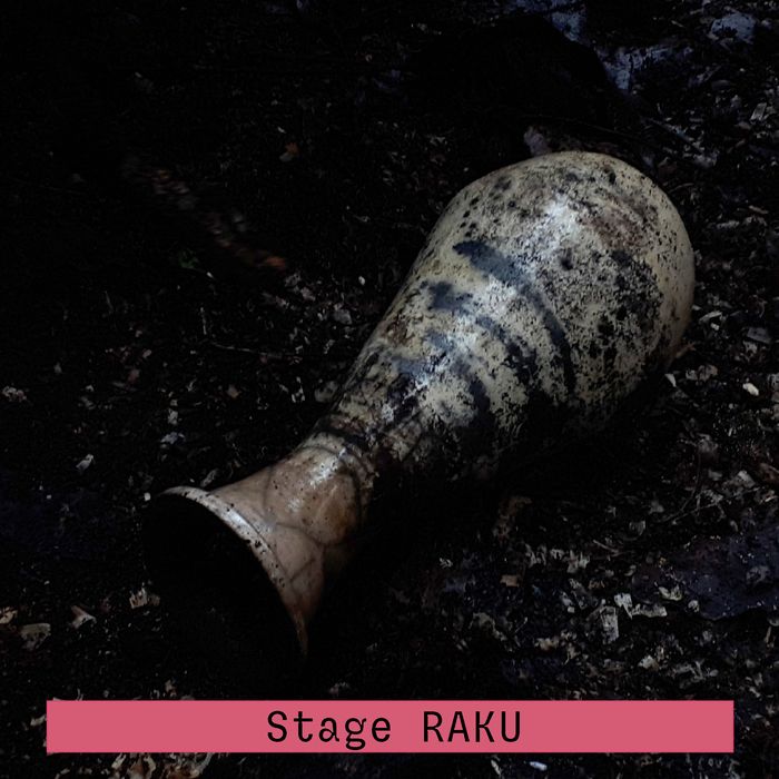 Le Raku est une technique de cuisson dont la spécificité est de sortir les pièces incandescentes du four, cela per­mettant d’obtenir des effets particuliers et surprenants.