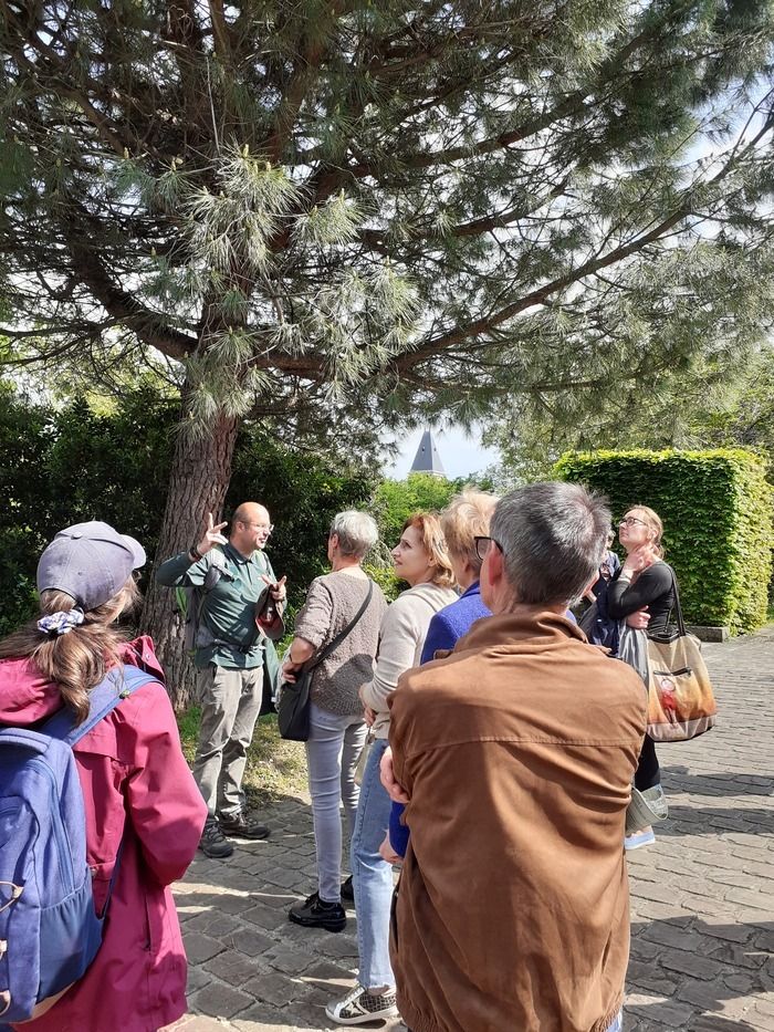 Lassen Sie sich von der Esplanade Gustave Léveillé durch eine Wanderung führen, in der Sie die Essenzen mit Workshops und Spielen entdecken, die Ihre Sinne mobilisieren, begleitet von einem Animateur