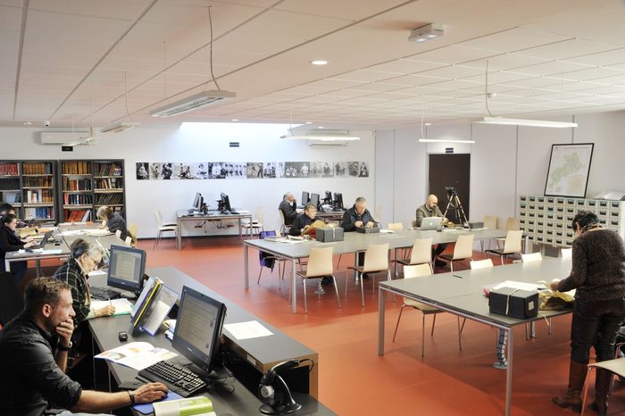 Notre salle de lecture est bien sûr le lieu privilégié de recherches qui, aux Archives, accueille quotidiennement lectrices et lecteurs pour leurs enquêtes historiques, administratives, personnelles…