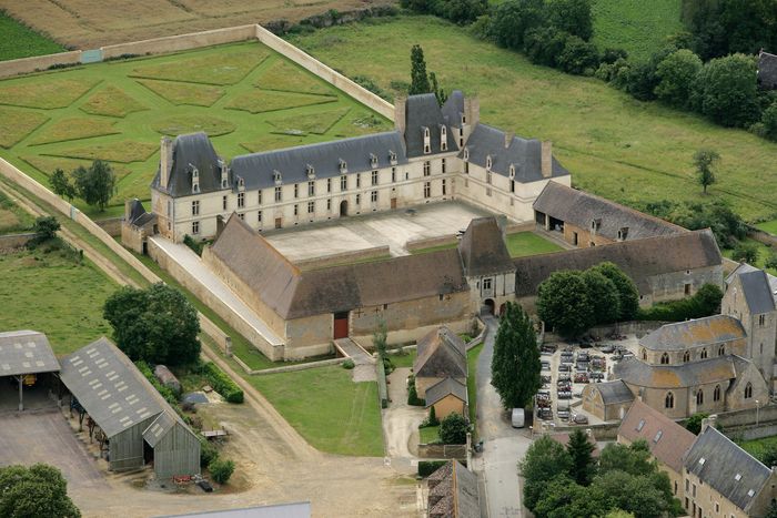 Visite guidé des extérieurs et de l'intérieur du château de Fresney-le-Puceux