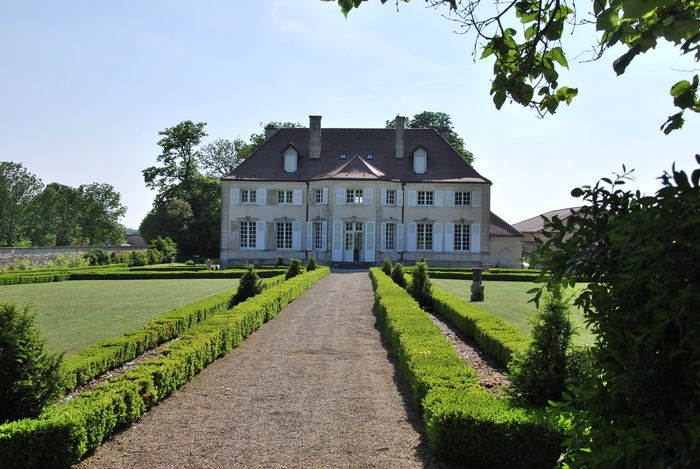 Freier Besuch nur im Freien: Engazonierte Beete mit Buchsbaumhecken und Park im englischen Stil. Entdecken Sie den kürzlich restaurierten Taubenschlag sowie in der Nähe des Friedhofs zwei Linden aus d