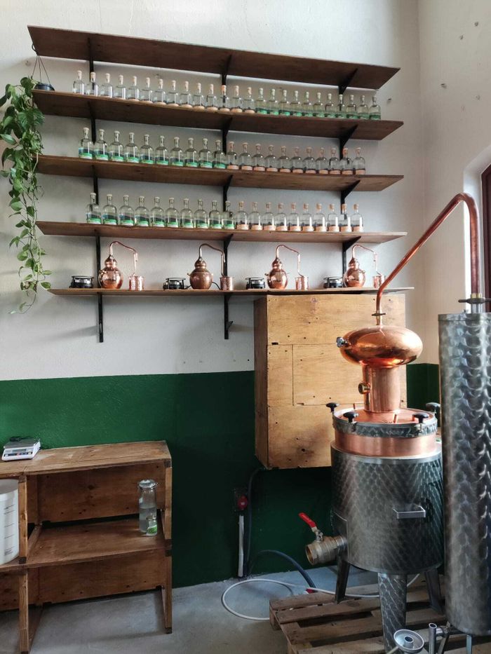 Venez visiter une distillerie et apprendre les principes de la distillation traditionnelle.