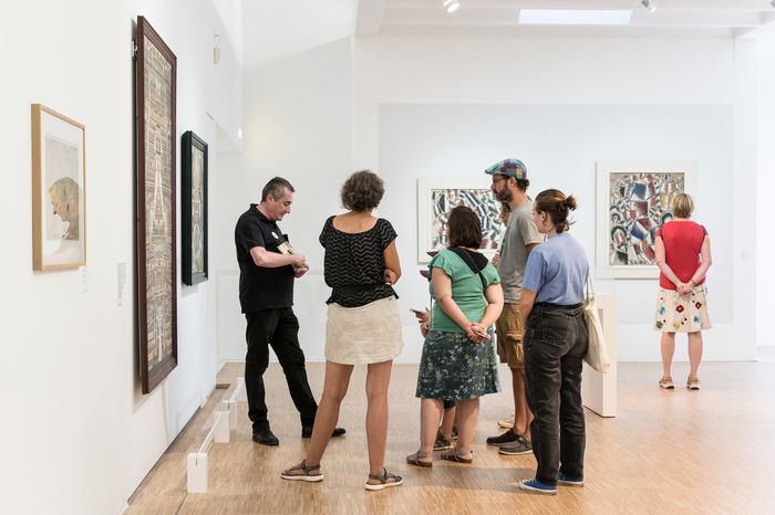 Visites guidées express des expositions temporaires consacrées à Marisa Merz et à Guy Brunet ou de la collection permanente. Dernier départ 17 h 30.