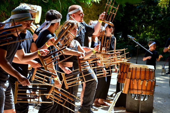 Die Sprösslinge des Bamboo Orchestra, unter der Leitung von Makoto Yabuki, ist eine Gruppe von Amateurmusikanten, die im Laufe der Jahre in Bambus Musik und Perkussion Workshops praktiziert...