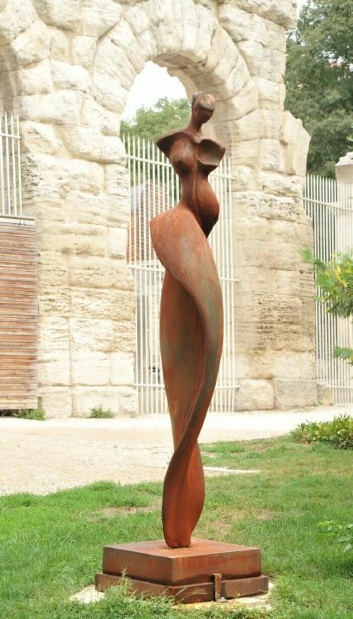 L’artiste Bernard Lancelle expose des sculptures en bronze ou fonte d'acier dans le parc du château. Courbe, mouvement et élan vertical sont les maitres mots de cette exposition.