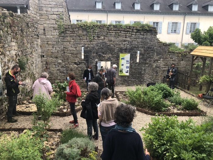 Der mittelalterliche Garten ist dieser kleine Garten auf der Rückseite des Hauses des Erbes. Intim, unerwartet, öffnet der Ort ausnahmsweise dem Publikum für eine sensorische Entdeckung. Dann schließe