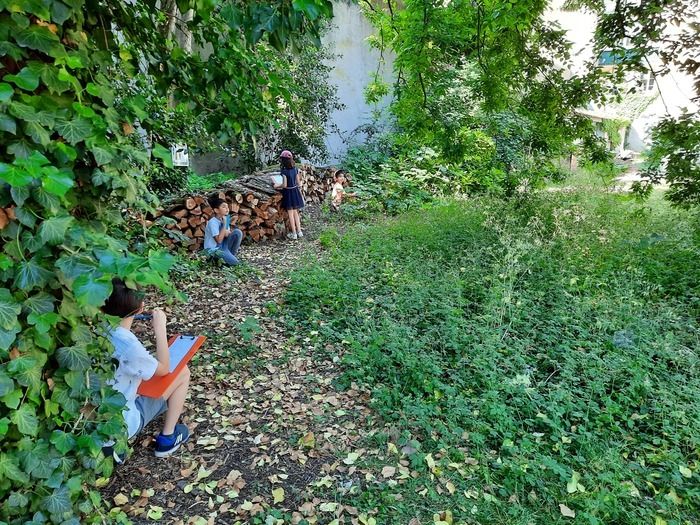 Die Kinder der Schulen von Nancy werden den Garten Dominique Alexandre Godron durch ihre 5 Sinne entdecken.