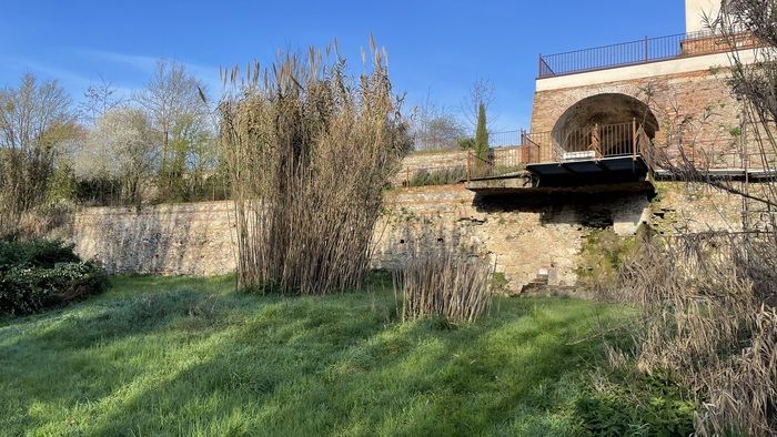 Auf der Domaine de la Terrasse war eine Zeit, als André Le Nôtre, ein privater Gärtner des Sonnenkönigs, einen Garten auf mehreren Ebenen von Terrassen entwarf... Dieser Garten, der häufiger als Le Pe