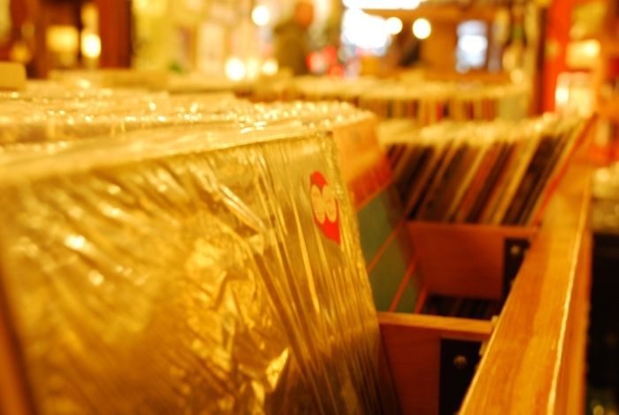 Vous les avez peut-être déjà croisé lors d’un vide grenier ou chez un disquaire, ils parcourent méthodiquement les bacs de disques