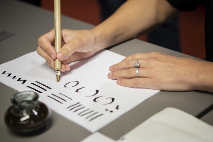 Christel Llop est de retour aux Archives pour de nouvelles sessions créatives autour de la calligraphie… Inscrivez-vous à notre stage de 3 séances.