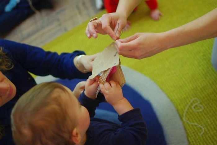 Suivre les très jeunes enfants dans leurs explorations d’objets quotidiens et de matières, pour soi-même, adulte, vivre un moment de re-découverte du monde par les 5 sens.