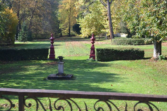 Promenades libre et guidée dans un parc associant disposition à la française du XVIIIe siècle et une partie à l'anglaise, élaborée au XIXe.