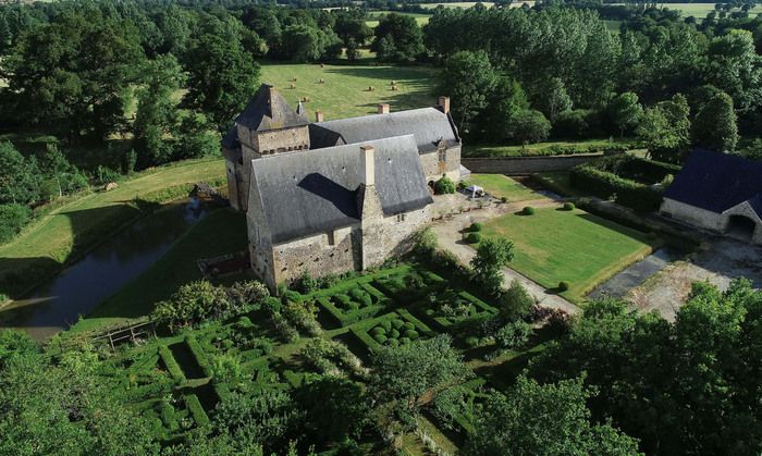 Regelmäßiger Garten mit Renaissance-Inspiration in unmittelbarer Nähe eines architektonischen Ensembles aus dem 13\. bis 16\. Jahrhundert.