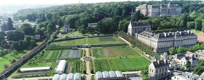 Le Campus Éducatif et Ecologique Saint-Philippe est un site de 14 hectares édifié par la duchesse de Galliera à la fin du XIXe siècle. Il se compose de bâtiments de style néo-gothique : un château (l…