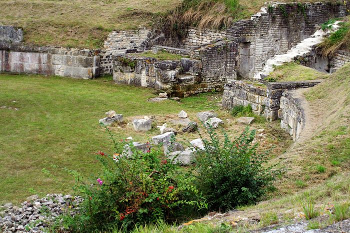 Au cœur du centre historique, le jardin de la maison offre un point de vue sur l’enceinte gallo-romaine du IIIe siècle de Senlis.