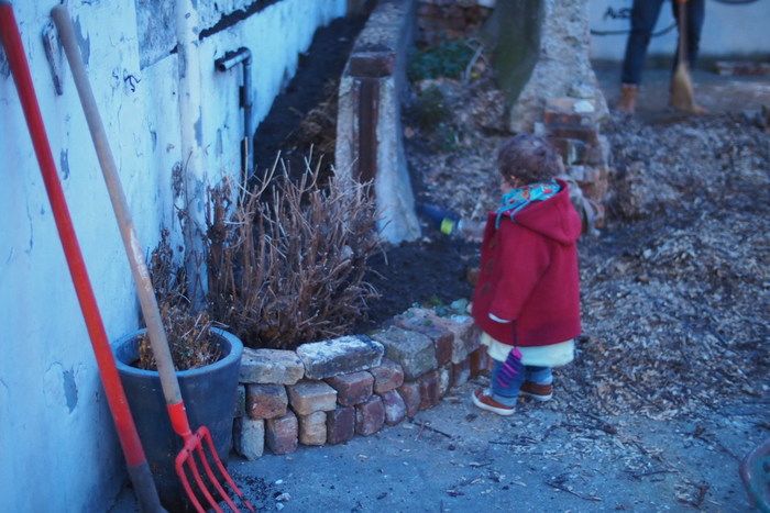 Venez apprendre les bases de la permacuture, végétaliser un espace urbain et créer une jungle intérieure. Apprentissage de la méthode de fermentation des déchets alimentaires au son bokashi.