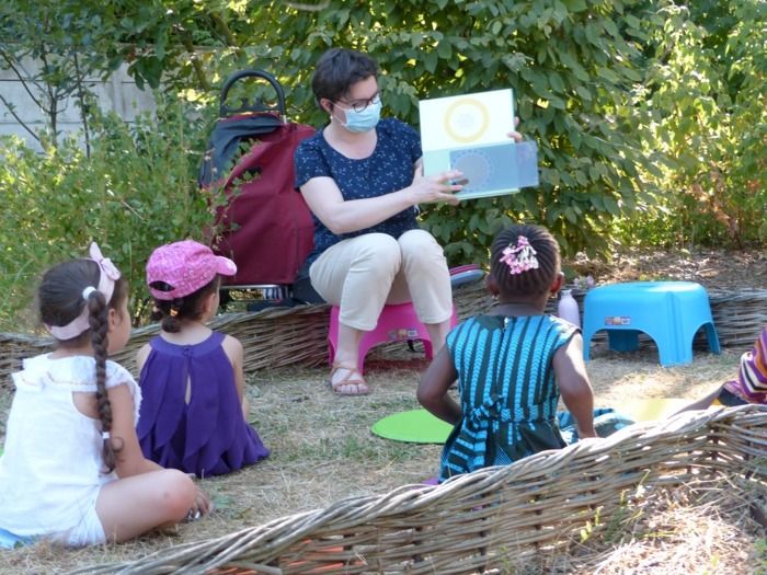 Lectures et jeux de société en extérieur.