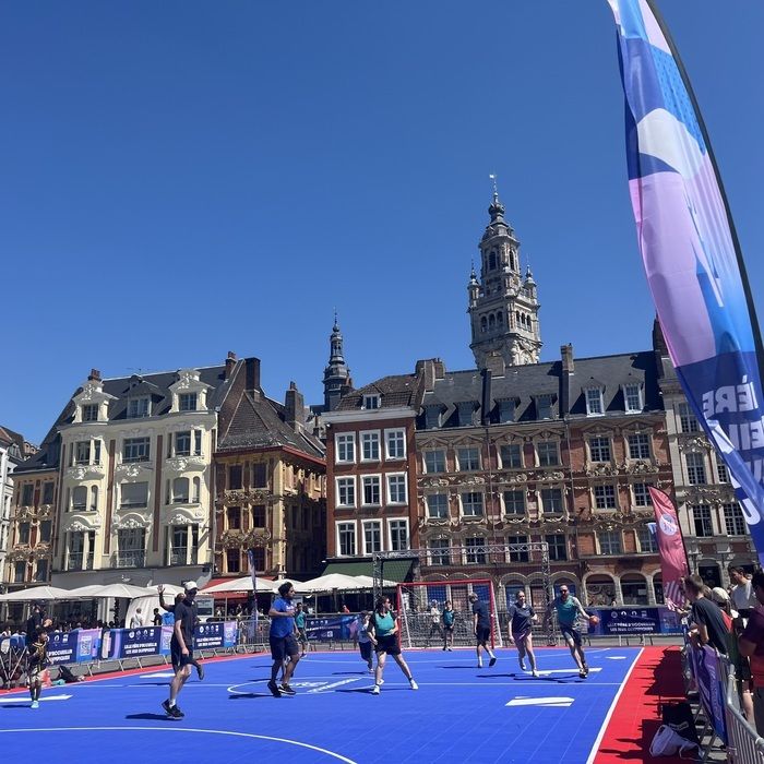 La Grand'Place de Lille se transforme en village olympique ! Découvrez des animations sportives gratuites pour célébrer les JO de Paris 2024.