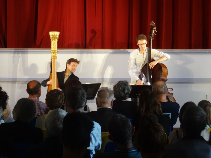 Virtuoses de la harpe et de la contrebasse, deux artistes époustouflants se rassemblent dans le magnifique Château du Grand Jardin, un événement à ne surtout pas manquer !