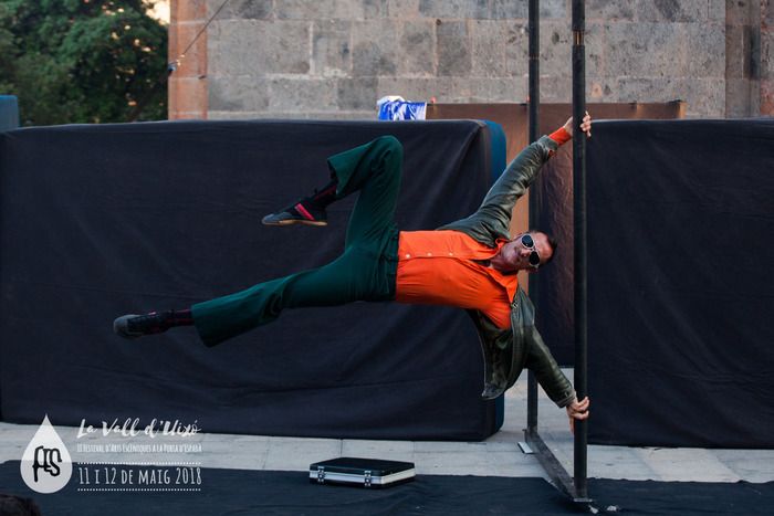 Spectacle de cirque aérien déjanté et époustouflant.                        Accrochez-vous !