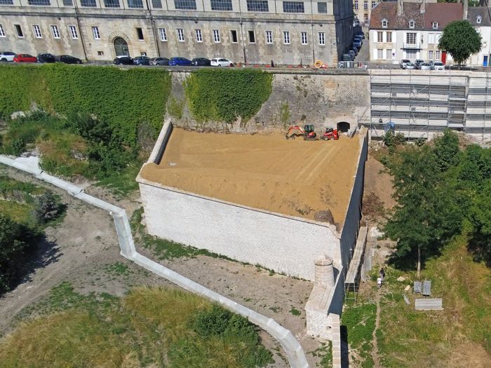 Visite commentée réalisée par le service Patrimoine PAH. La récente restauration de l'enceinte du quartier de Sous-Murs dans le cadre du plan Remparts a rendu à ce bastion son aspect défensif.