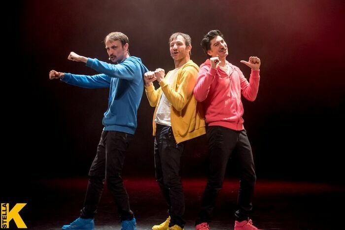 Pour cette 3e création, les trois agitateurs du Moustache Poésie Club retournent au CM2... enfin un spectacle de rap et hip-hop écrit pour les enfants !