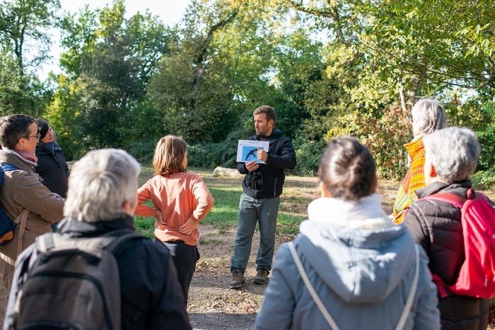 La Source, maison écocitoyenne de Cenon, invite le guide naturaliste Mathieu Moulis pour aller observer les parades printanières des oiseaux.