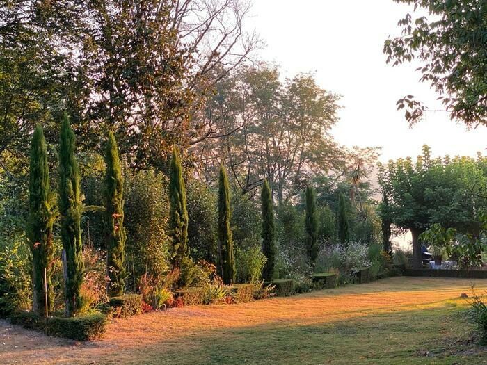 Entdeckung der Parks der Domäne Estrac und des laufenden Gartenprojekts in Begleitung der Eigentümer. Der Besuch wird von Rémy, Landschaftsarchitekt durchgeführt.