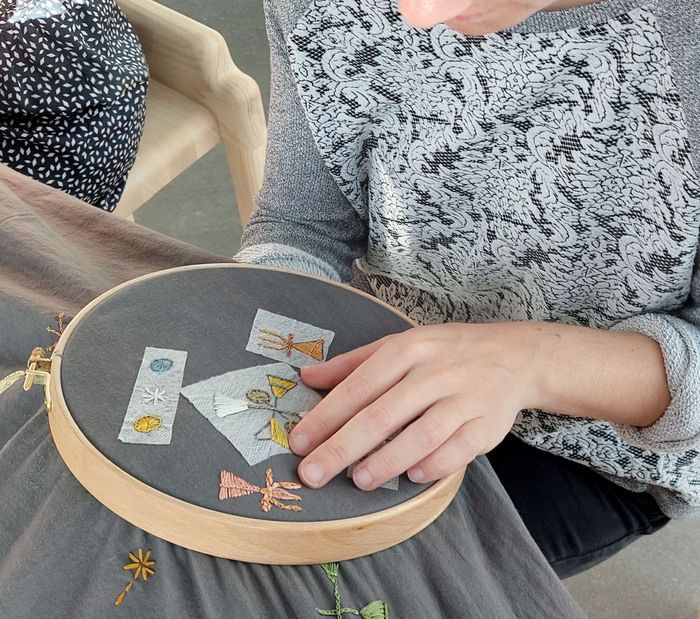 Camille Bertrand partage ses découvertes à l’occasion de deux ateliers ouverts à tous.tes. Broderie berbère sur tote bag et broderie Rozlaby sur pochette.