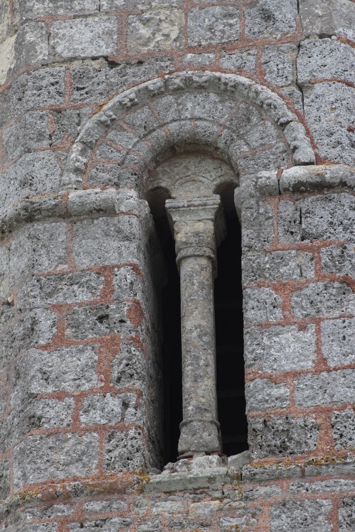 Tour-clocher du XI éme classée "monument historique" et église du XII éme.