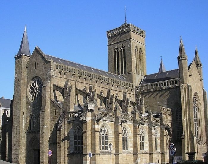 Visite individuel ou en petits groupes pour découvrir l'église Notre-Dame de Vire, son histoire, sa fonction hier et aujourd'hui.