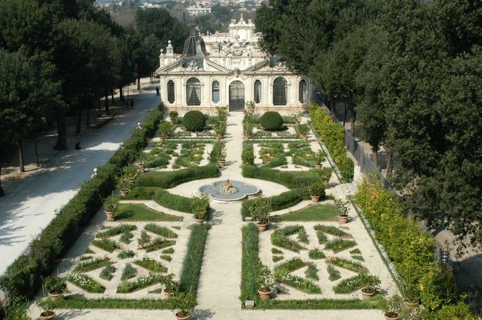 Guided tour of the Secret Gardens of Villa Borghese with music for lute (XVI-XVII century)