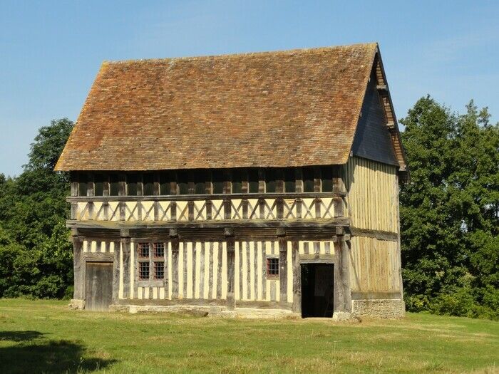 Ancien Manoir à pans de bois caractéristique de l'architecture de la fin du XVe siècle en pays d'Auge