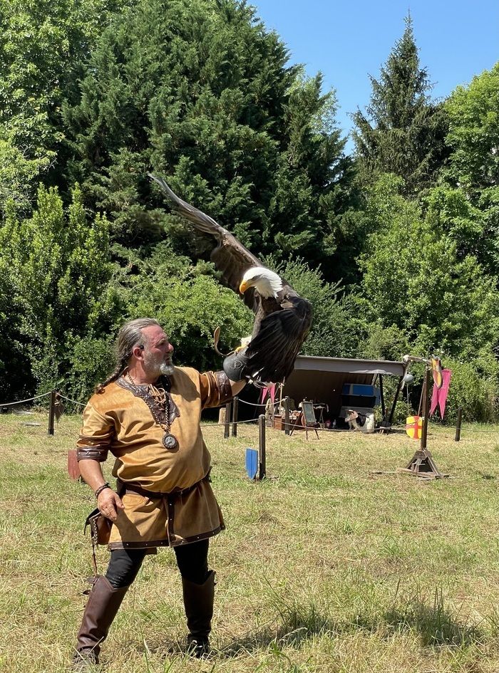 Zusammen mit dem Trainer des Madiran Raptor Park, werde für einen Tag durch! Übe die Handhabung und beobachte Raubvögel.