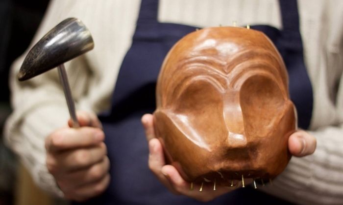 Un stage professionnel dirigé par un maestro de la fabrication de masque en cuir. Il vous enseignera la sculpture de la matrice en bois jusqu'à la finalisation du masque en cuir.