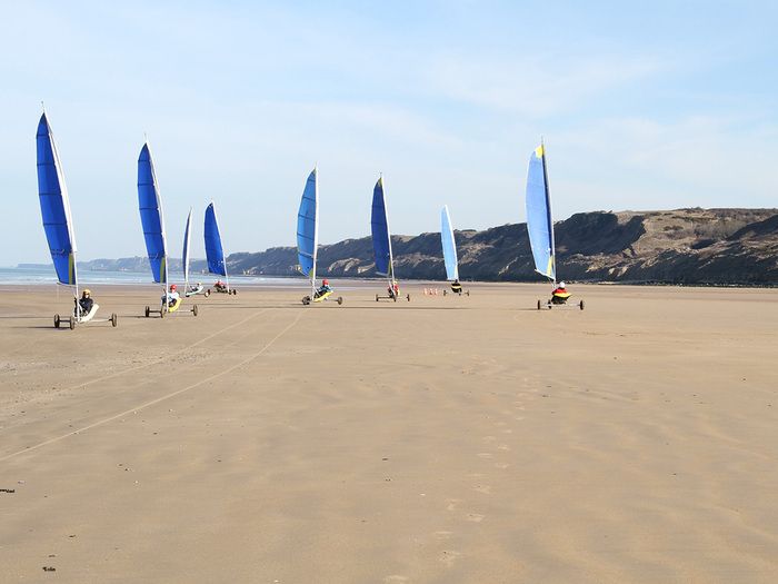 Venez découvrir ce haut lieu chargé d'histoire en char à voile.
Votre moniteur diplômé vous emmènera sur la plage d'Omaha Beach au départ du club Eolia de Saint-Laurent -sur-Mer pour une balade na...