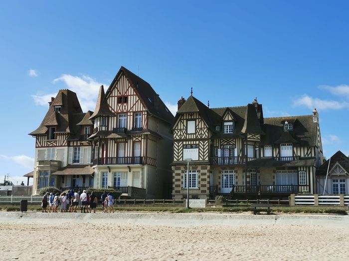 Cette visite vous fera découvrir, depuis la digue, l'histoire de la villégiature, de l'art nouveau et de l'urbanisation du front de mer à la fin du XIXe siècle à travers la découverte des villas d'He…